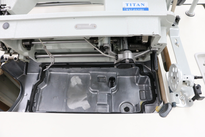 Titan TN-650 BL Compound walking foot, with needle feed, Large bobbin and oil bath